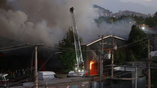 Más de 18 horas: Bomberos combate últimos focos de fuego en bodegas de Huechuraba