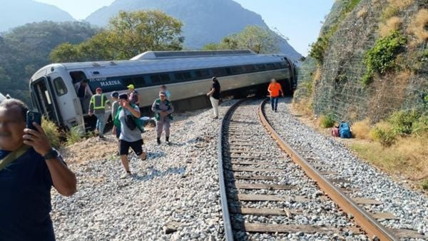 Momento en que el tren se descarriló de la vía.