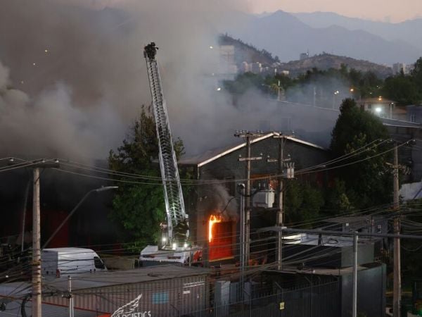 Más de 18 horas: Bomberos combate últimos focos de fuego en bodegas de Huechuraba