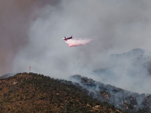 Incendio en San Carlos de Apoquindo: Los videos del despliegue de Bomberos y Conaf