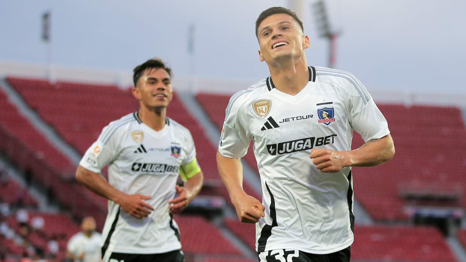 Vicente Pizarro y Lucas Cepeda celebrando un gol por Colo Colo
