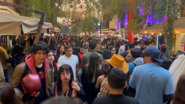 Personas caminando por Lima, Perú