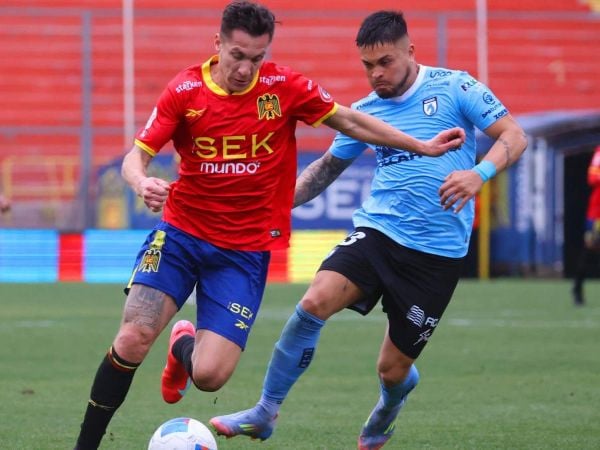 Unión Española jugando contra Deportes Iquique