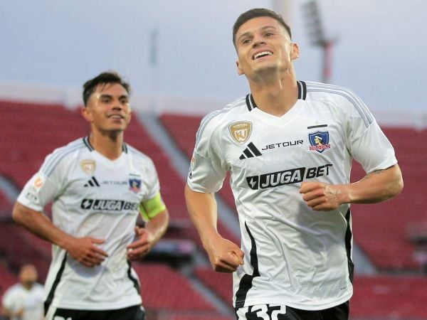 Vicente Pizarro y Lucas Cepeda celebrando un gol por Colo Colo