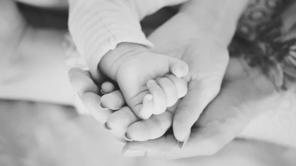 Imagen referencial de manos de madre e hija.