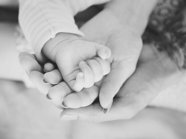 Imagen referencial de manos de madre e hija.