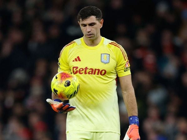 Emiliano 'Dibu' Martínez jugando frente al Arsenal