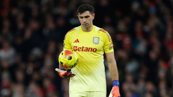 Emiliano 'Dibu' Martínez jugando frente al Arsenal