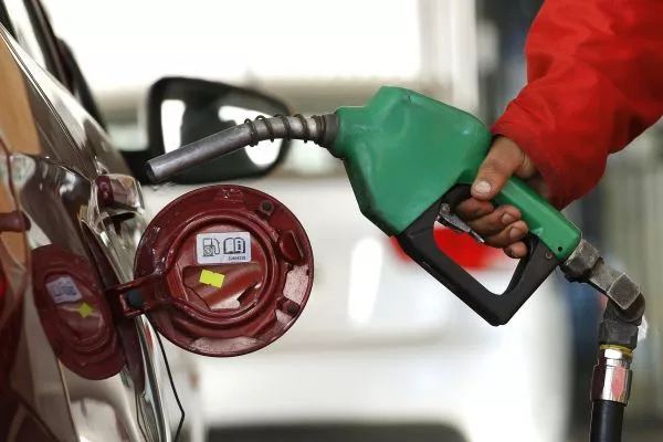 Bencinas registrarán importante baja desde este jueves 1 de enero