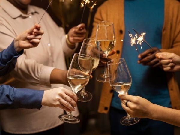 Personas celebrando en Año Nuevo