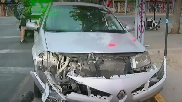 Accidente de auto contra moto en Providencia