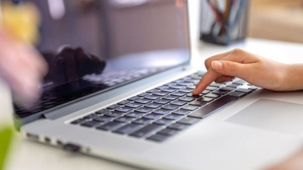 Persona realizando trámite en un computador. Inicio de actividades en el SII