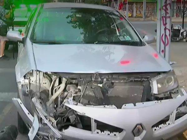 Accidente de auto contra moto en Providencia