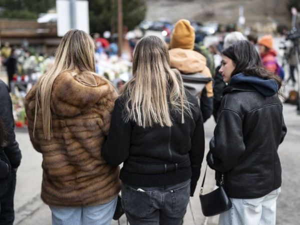 Bengalas en botellas de champán es el origen más verosímil del incendio en bar suizo