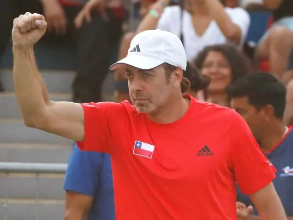 Nicolás Massú, capitán del equipo chileno de Copa Davis, apoyando a sus jugadores