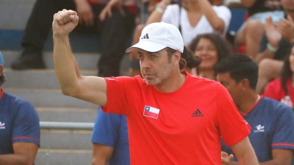 Nicolás Massú, capitán del equipo chileno de Copa Davis, apoyando a sus jugadores