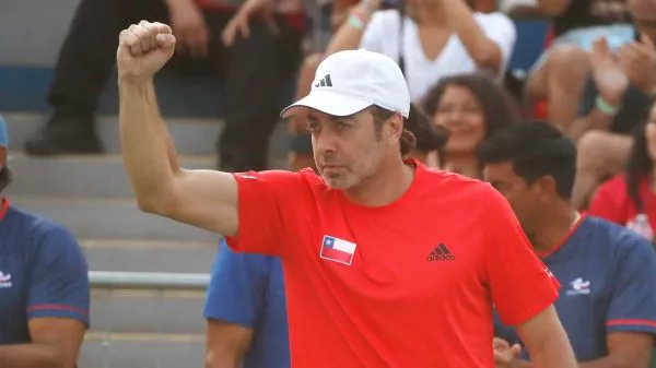 Nicolás Massú, capitán del equipo chileno de Copa Davis, apoyando a sus jugadores