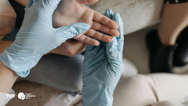 Investigador realiza prueba de Alzheimer con una gota de sangre tomada del dedo.