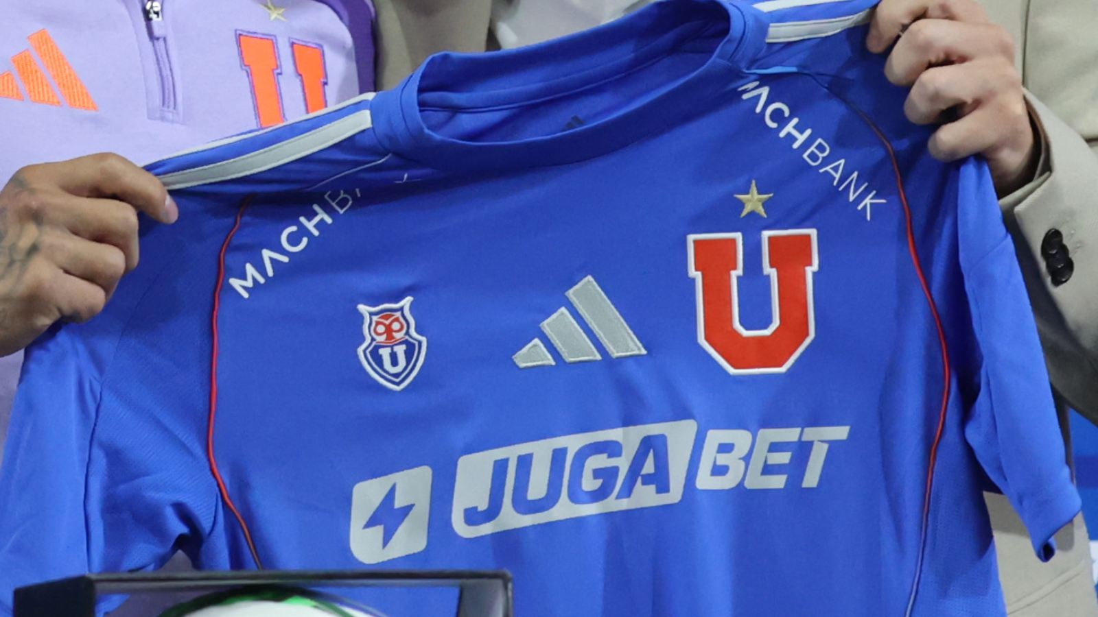 Camiseta de la Universidad de Chile al anunciar un fichaje