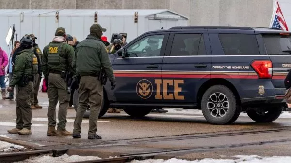 Integrantes de Policía custodian el edificio Federal Bishop Henry este jueves, en Mineápolis (EE.UU.).