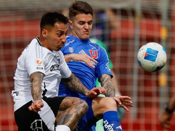 Javier Correa y Franco Calderón disputando un balón