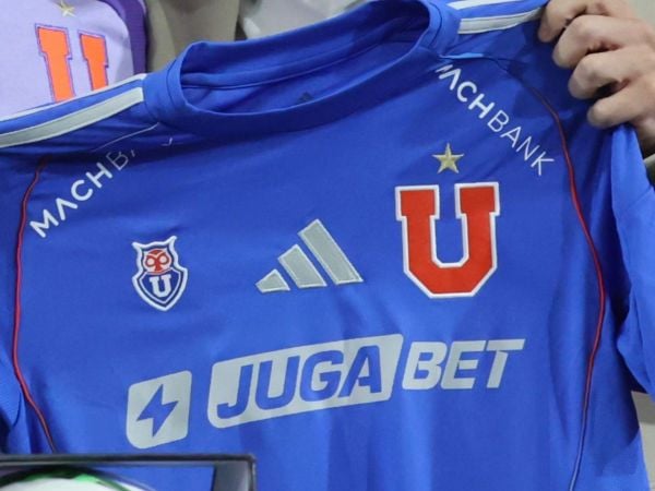 Camiseta de la Universidad de Chile al anunciar un fichaje