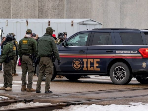 Integrantes de Policía custodian el edificio Federal Bishop Henry este jueves, en Mineápolis (EE.UU.).