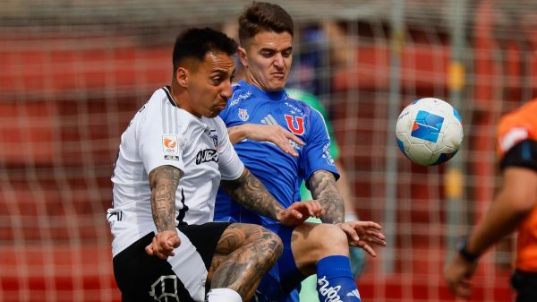 Javier Correa y Franco Calderón disputando un balón