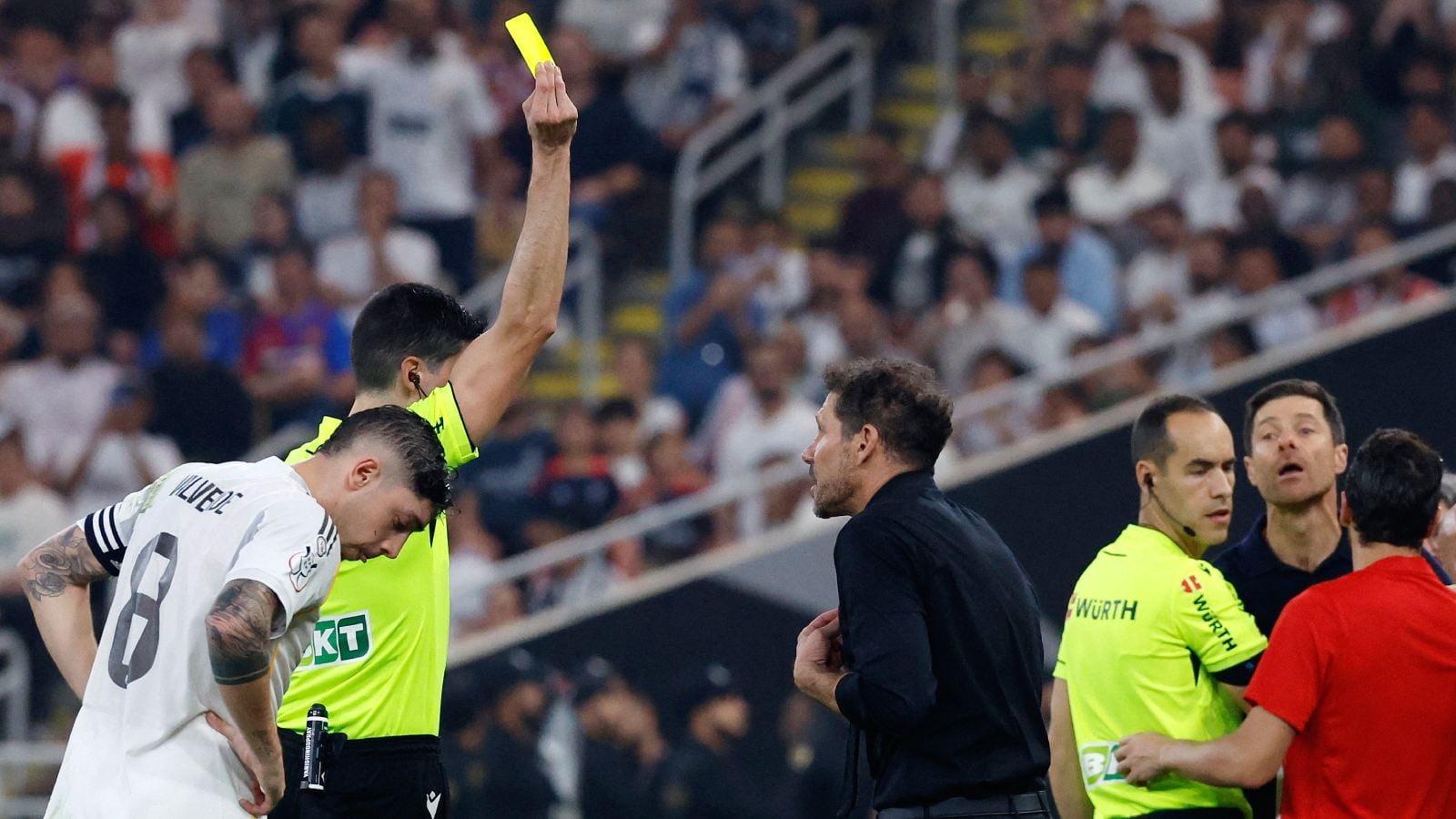 Diego Simeone siendo amonestado tras cruce con Vinicius en la Supercopa de España