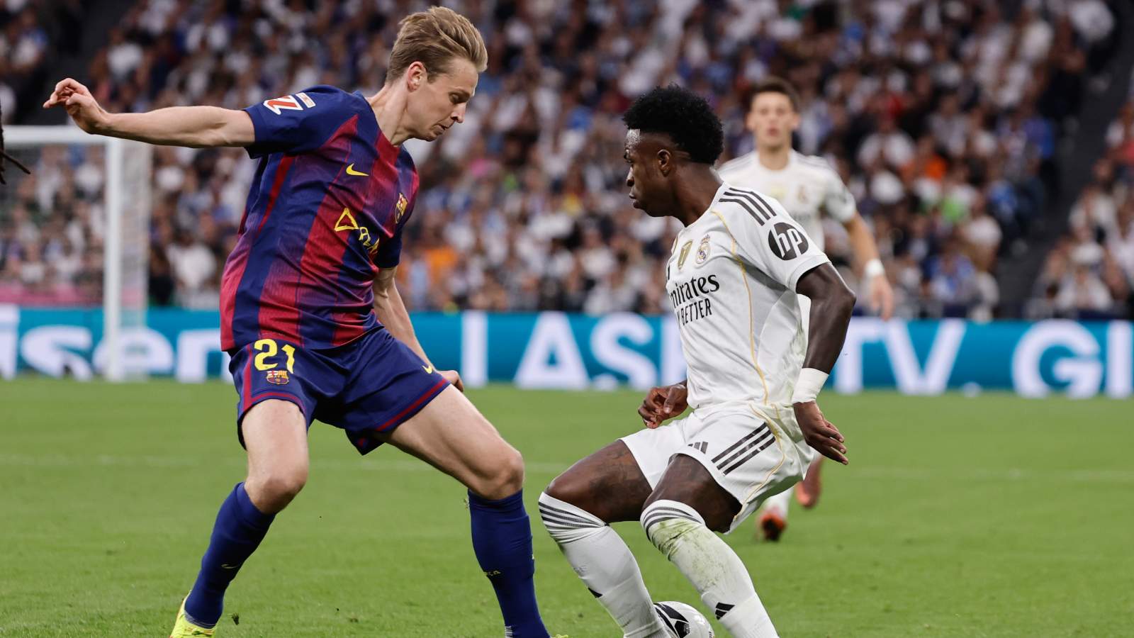 Frenkie De Jong disputando un balón con Vinicius Junior