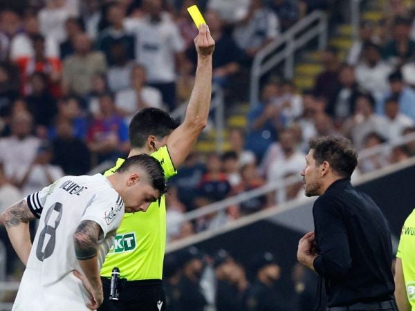 Diego Simeone siendo amonestado tras cruce con Vinicius en la Supercopa de España