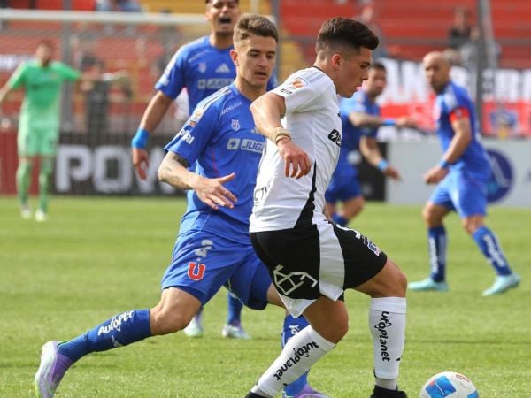 Franco Calderón y Víctor Felipe Méndez disputando el balón en un Superclásico