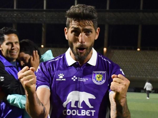 Joaquín Larrivey celebrando un gol por Deportes Concepción