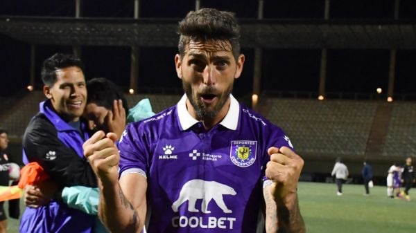 Joaquín Larrivey celebrando un gol por Deportes Concepción