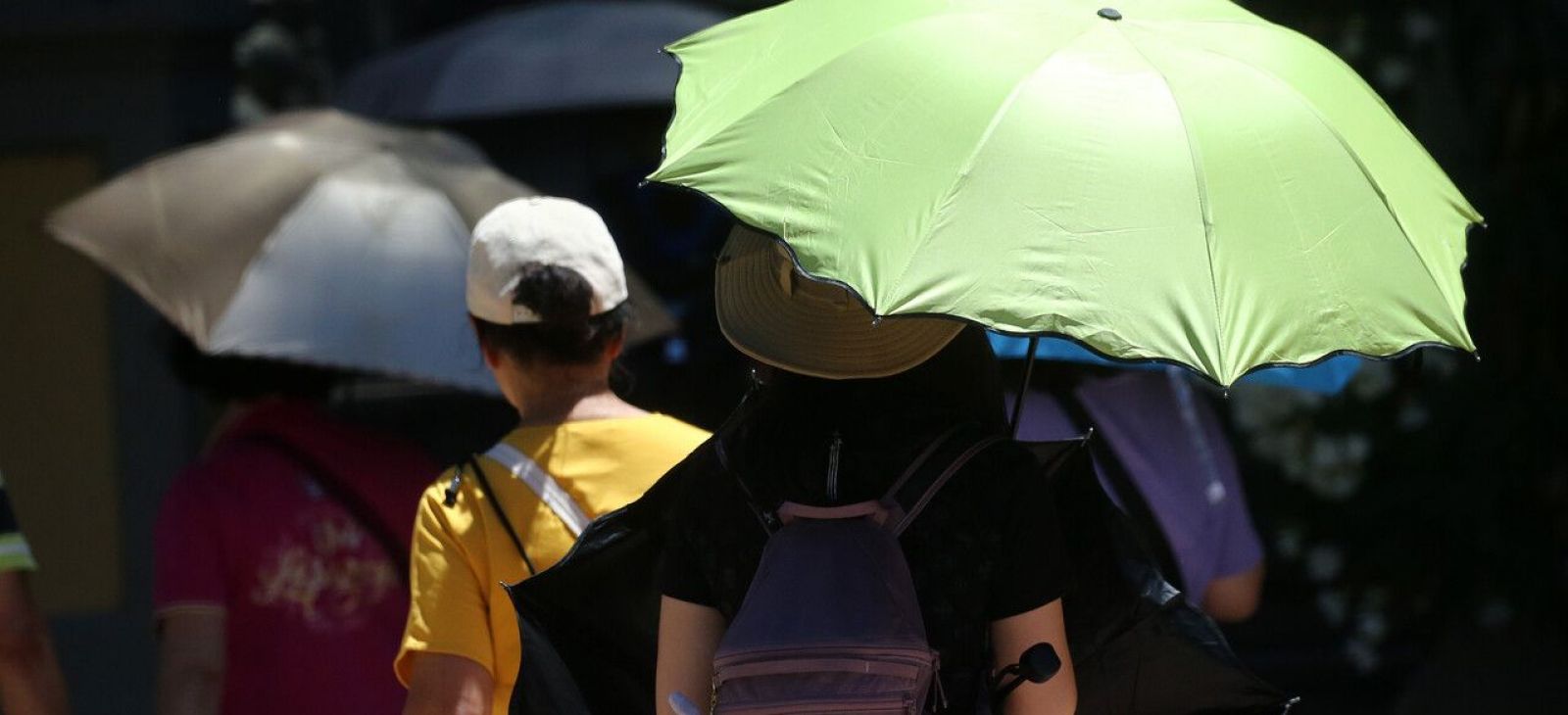 Persona con sombrilla bajo el sol en Santiago