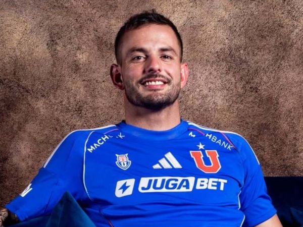 Octavio Rivero con la camiseta de la Universidad de Chile