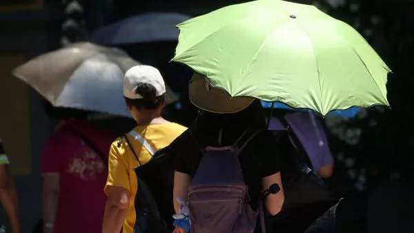 Persona con sombrilla bajo el sol en Santiago