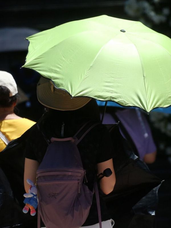 Persona con sombrilla bajo el sol en Santiago