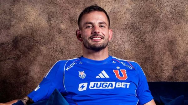 Octavio Rivero con la camiseta de la Universidad de Chile