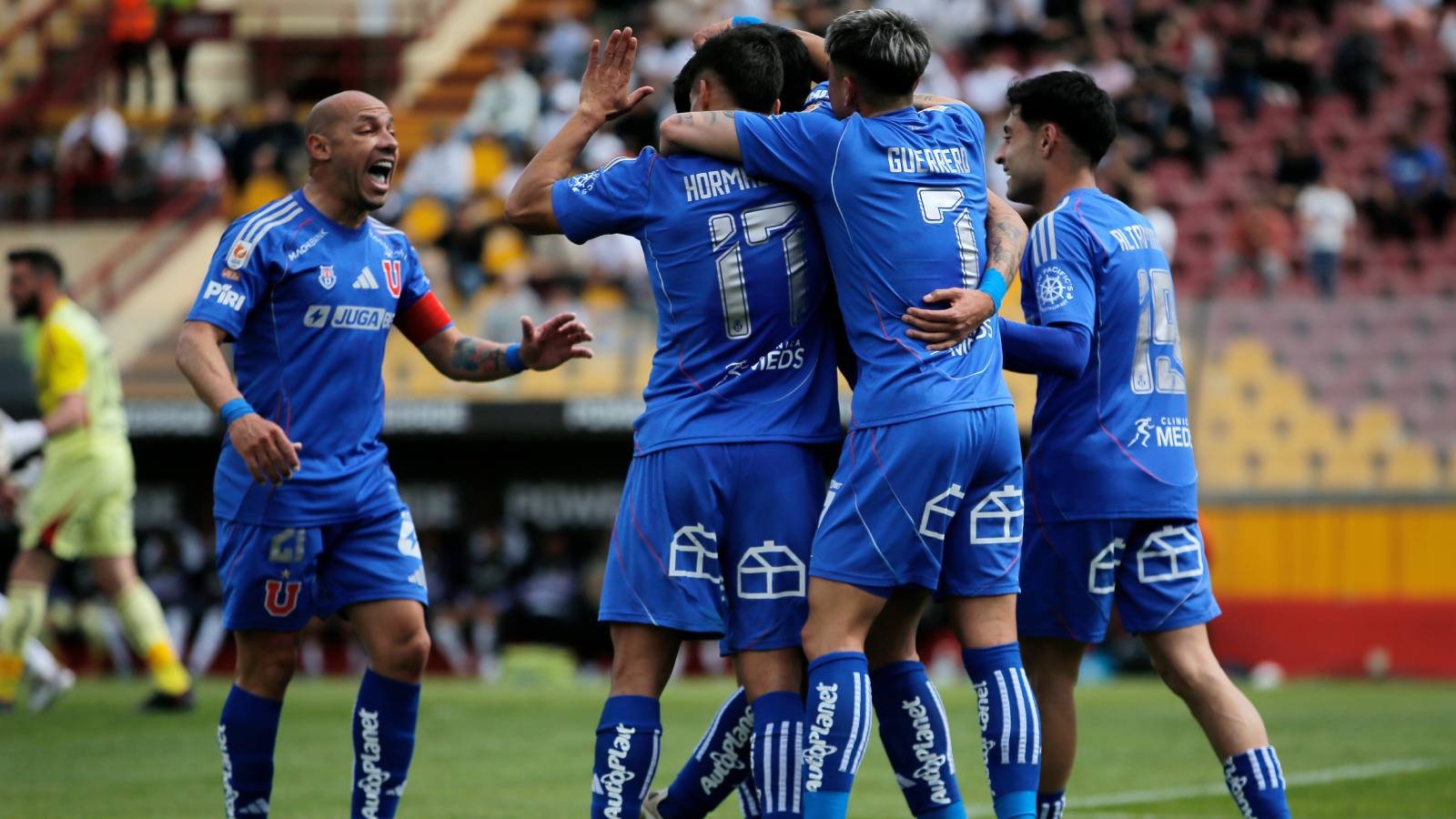 Plantel de la Universidad de Chile celebrando un gol.