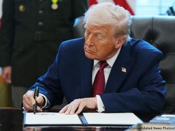 El presidente de Estados Unidos, Donald Trump firmando documentos.