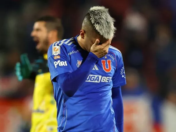 Leandro Fernández lamentándose tras fallar un gol por la Universidad de Chile