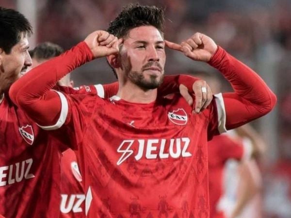 Felipe Loyola celebrando un gol por Independiente