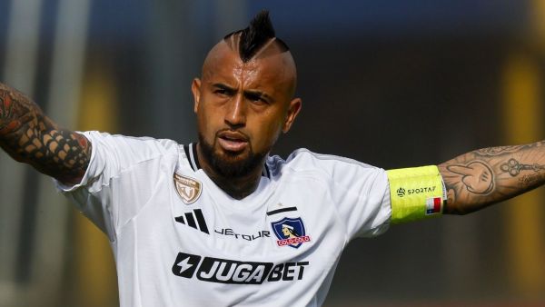 Arturo Vidal sorprendió como defensa central en la primera formación de Colo Colo