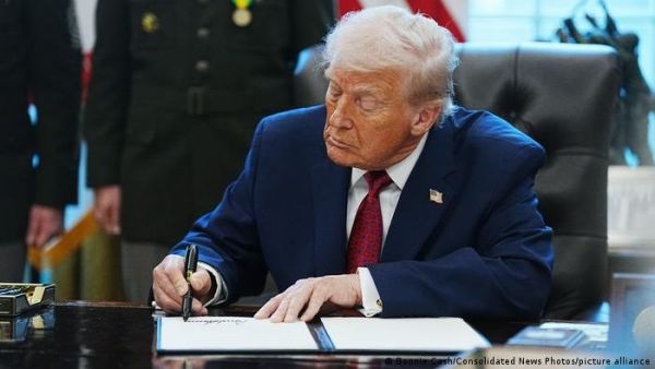 El presidente de Estados Unidos, Donald Trump firmando documentos.