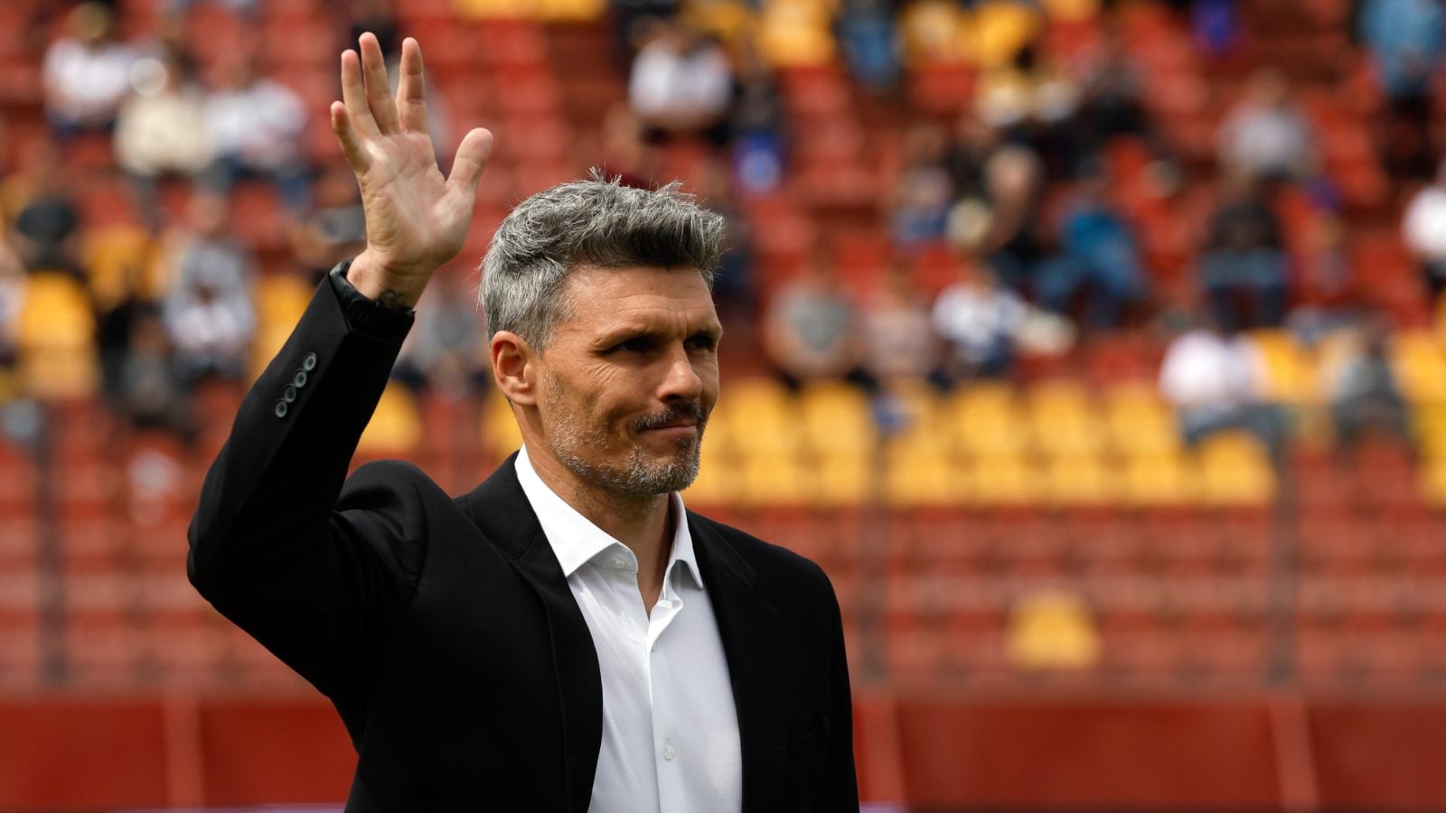 Fernando Ortiz saludando a los hinchas de Colo Colo