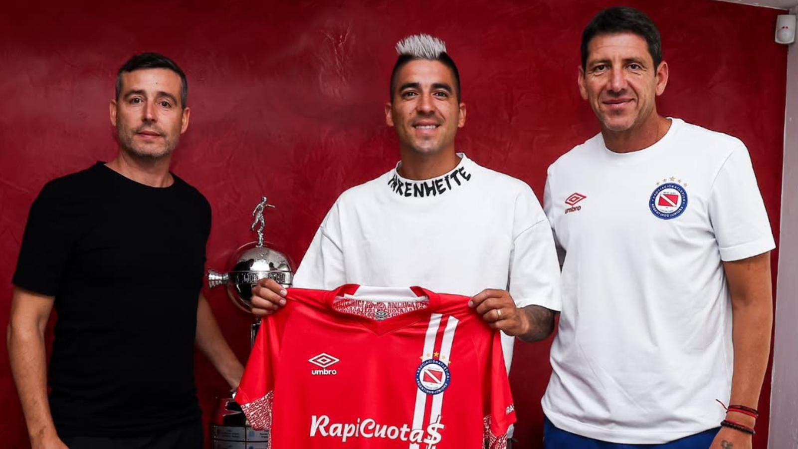 Leandro Fernández siendo presentado en Argentinos Juniors