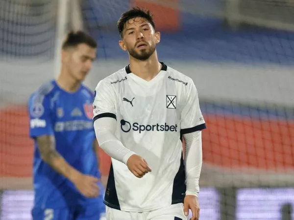 Felipe Loyola jugando por Independiente en Copa Sudamericana