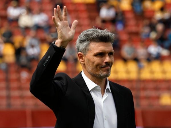 Fernando Ortiz saludando a los hinchas de Colo Colo