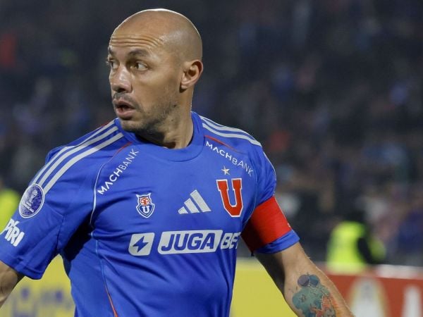 Presentaron nueva camiseta de la U de Chile